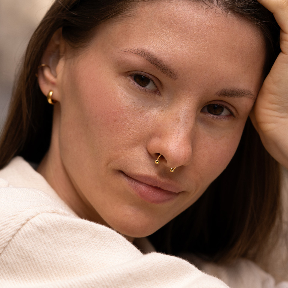 Titanová podkova s fasetovými kuličkami