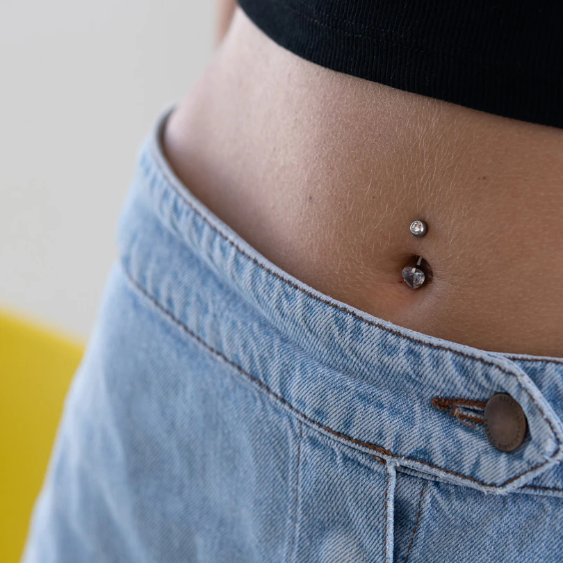 Piercing do pupíku s kamínkem ve tvaru srdce
