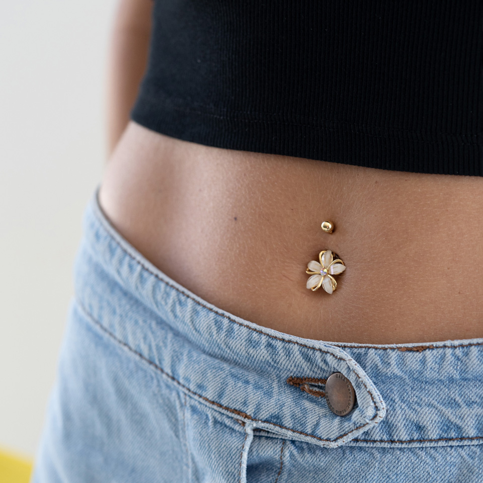 Piercing do pupíku s květinou