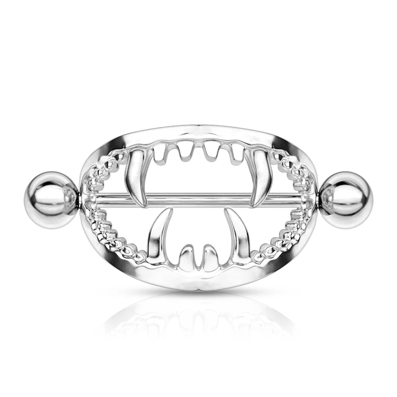 Piercing do bradavky s hrozivými tesáky