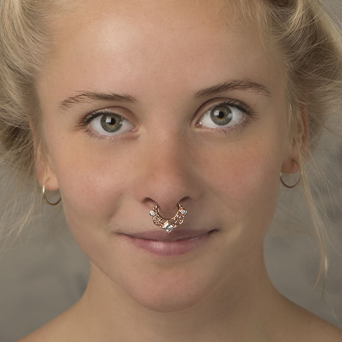Septum piercing s vlnkami a čtvercovým kamínkem