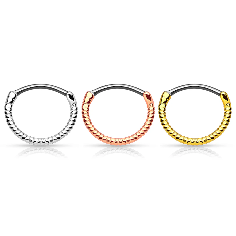 Zakroucený septum piercing
