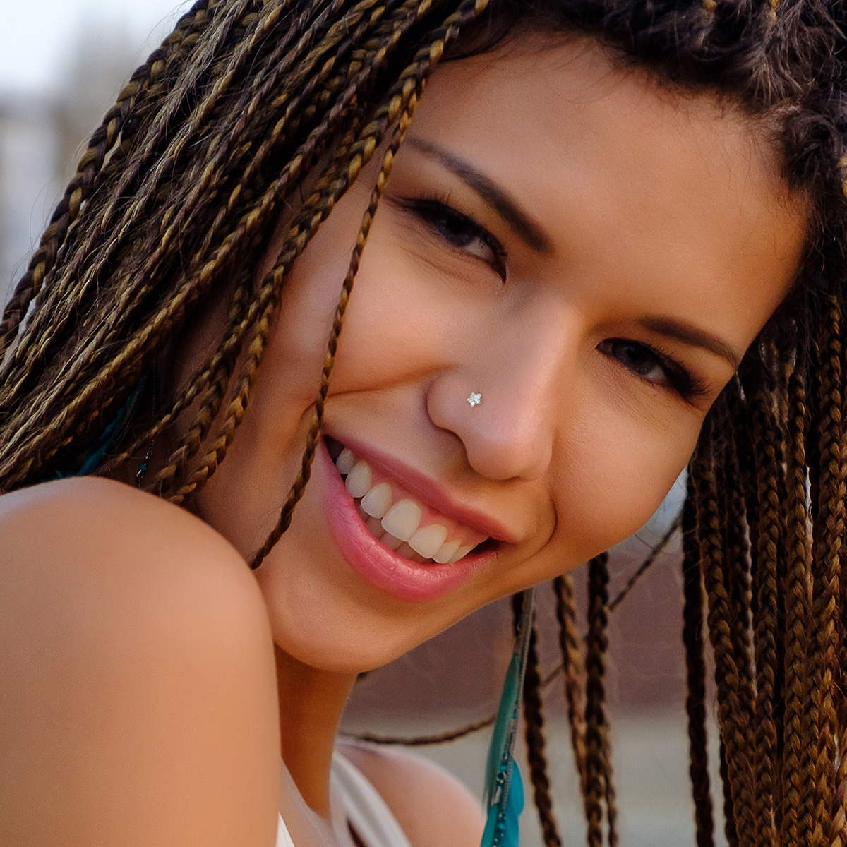 Piercing do nosu s různými motivy a různých barev