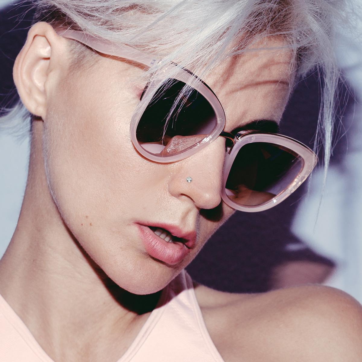 Piercing do nosu s různými motivy a různých barev