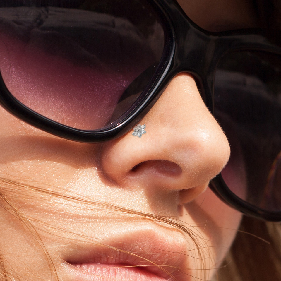 Zlatý 14kt zahnutý piercing do nosu s květinou