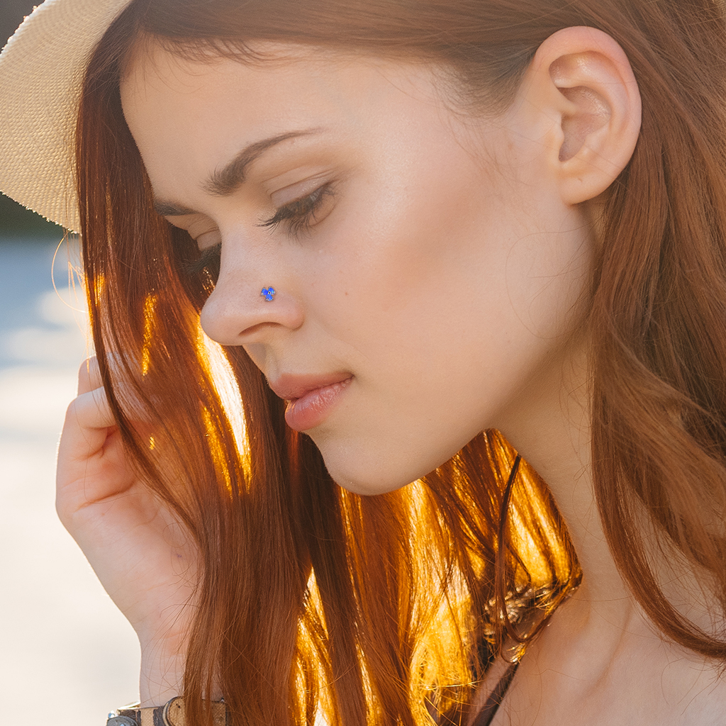 Zlatý 14kt piercing do nosu zahnutý do &quot;L&quot; se třemi opálovými kamínky