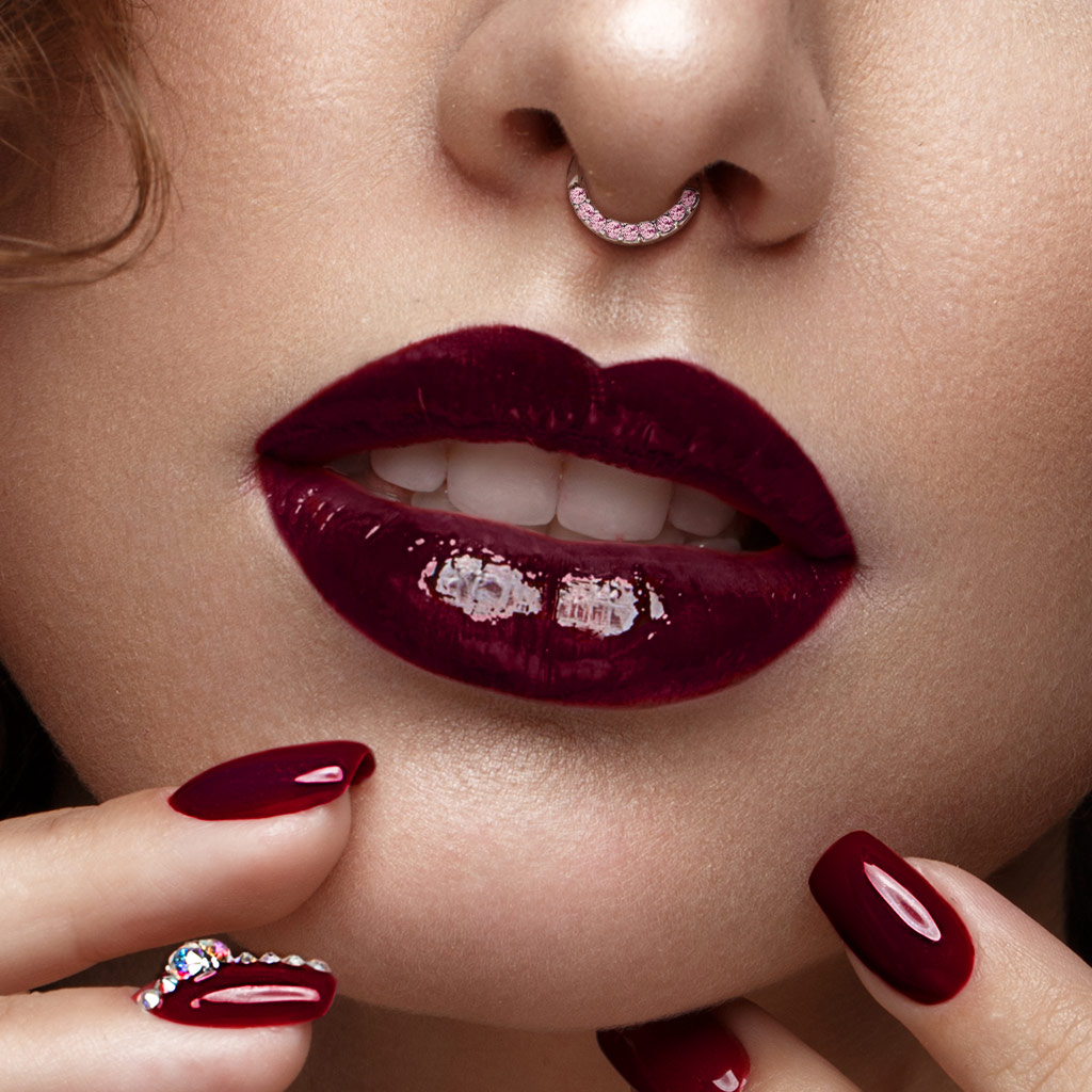 Septum piercing s půlkruhem zdobeným kamínky