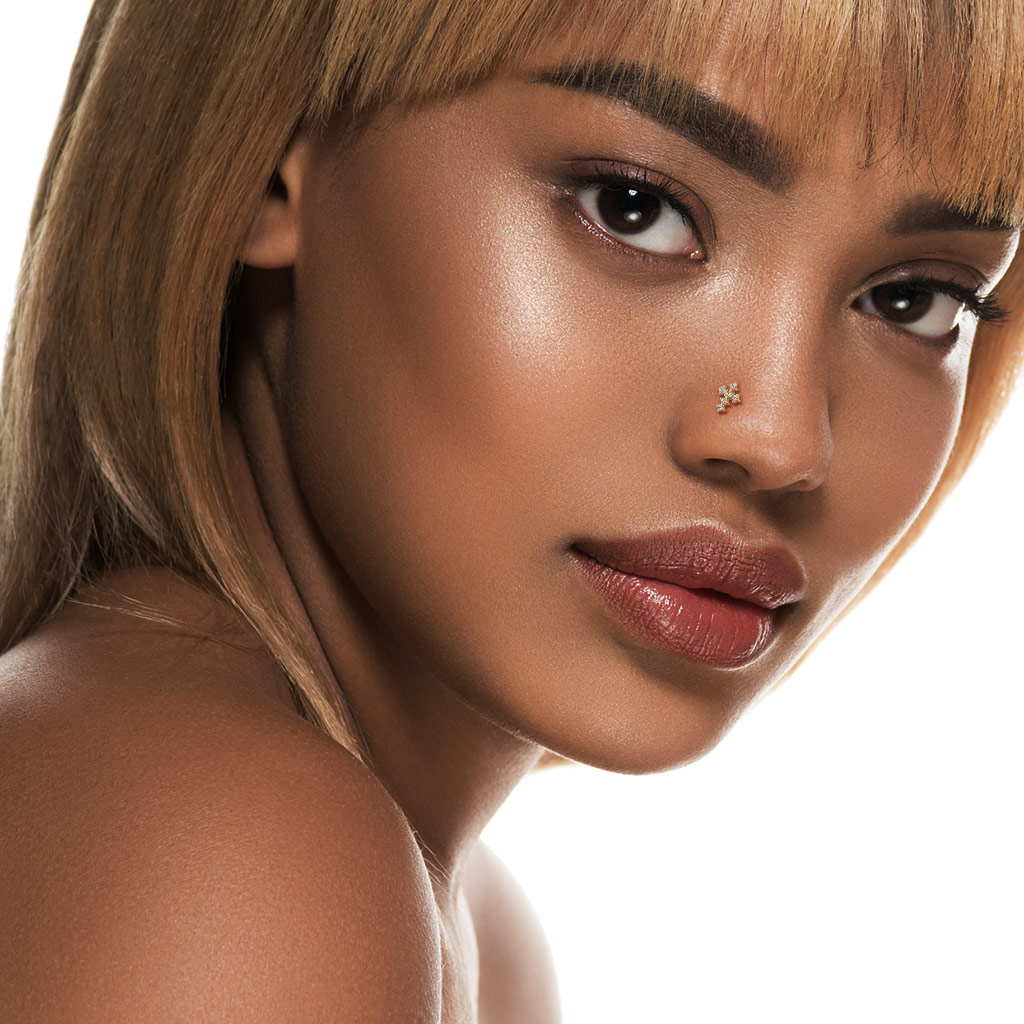 Piercing do nosu zahnutý do &quot;L&quot; s křížkem z kamínků