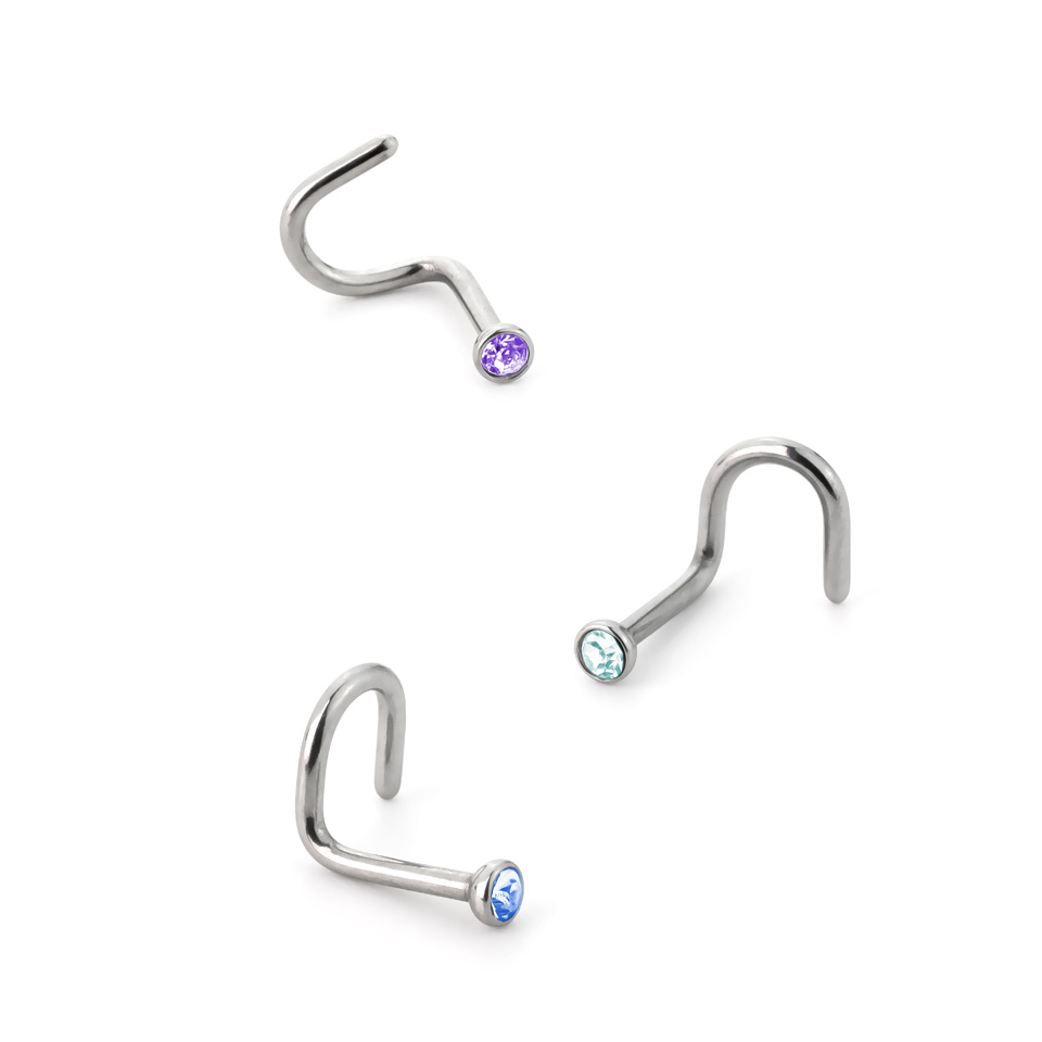 Zahnutý piercing do nosu z chirurgické oceli s kamínky v různých barvách