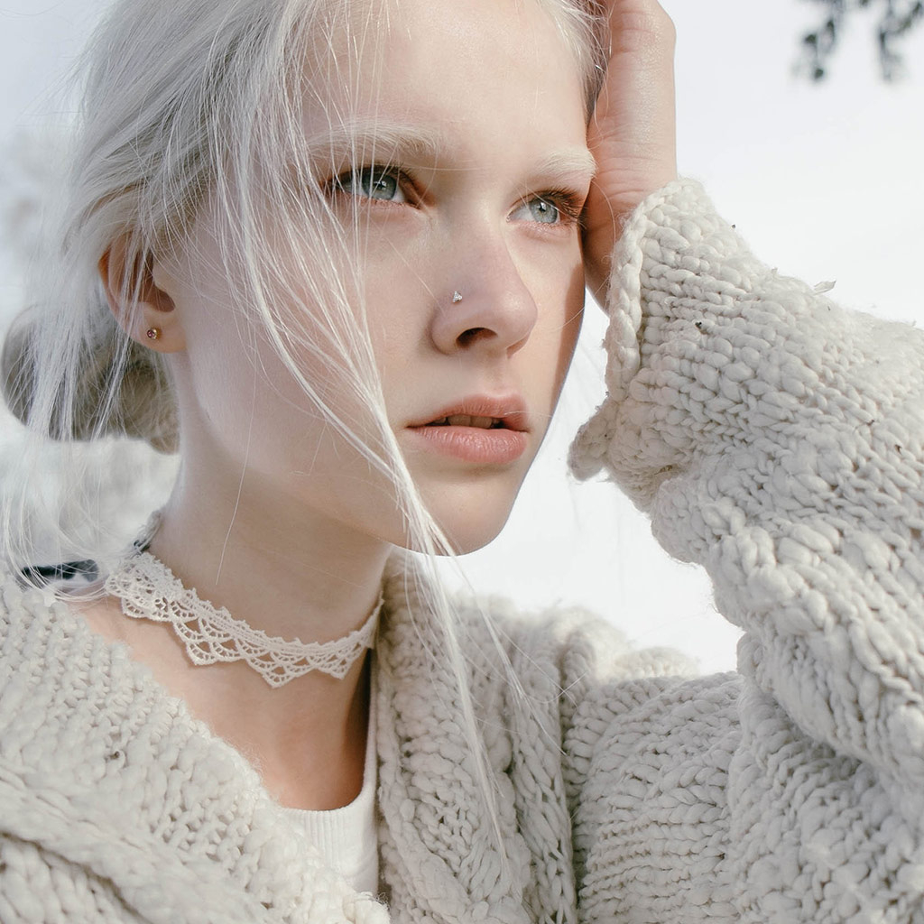 Zlatý 14kt piercing do nosu zahnutý do &quot;L&quot; s trojúhelníkovým kamínkem