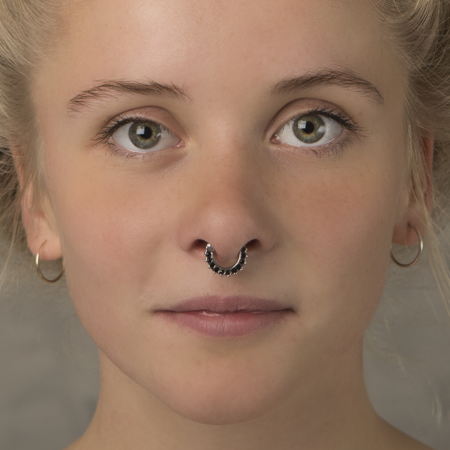 Septum piercing zdobený kamínky