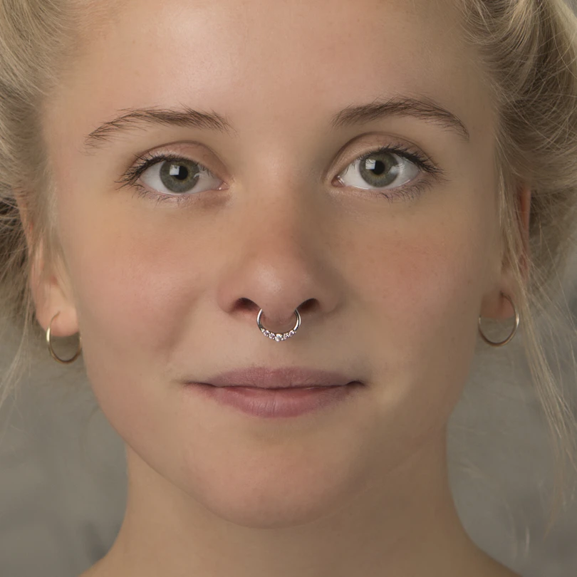 Septum piercing s pěti kamínky