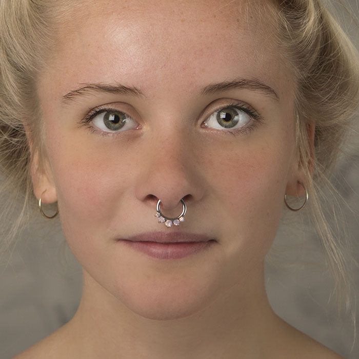 Septum piercing s velkými opality