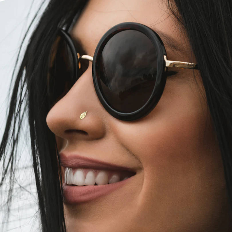 Zlatý 14kt zahnutý piercing do nosu s listem
