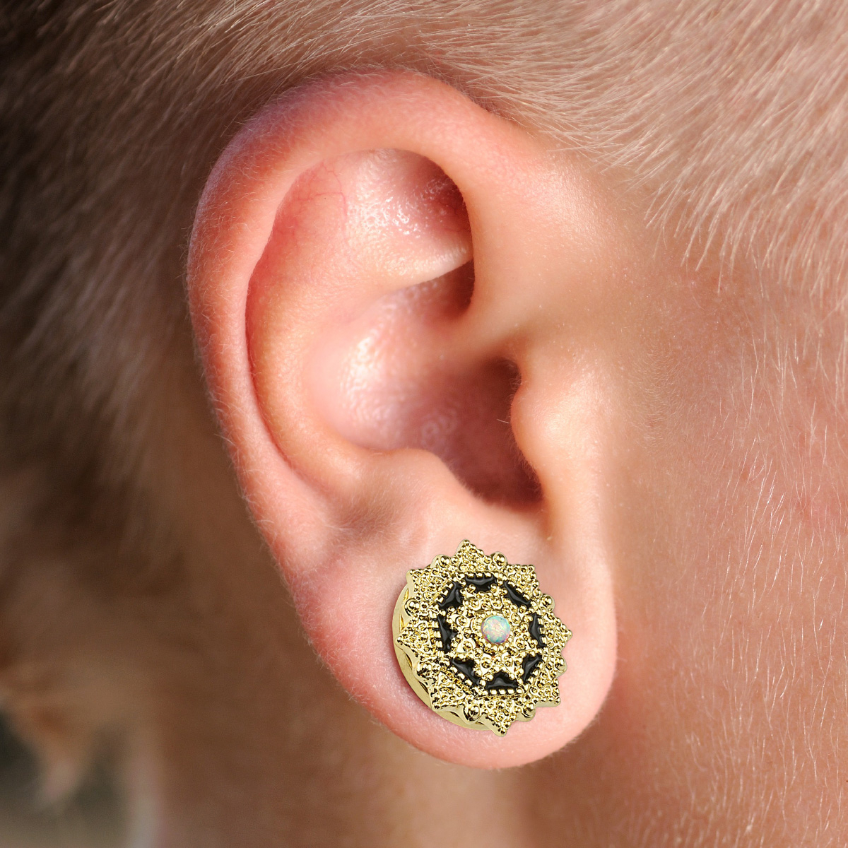 Plug s detaily a opálem v přední části