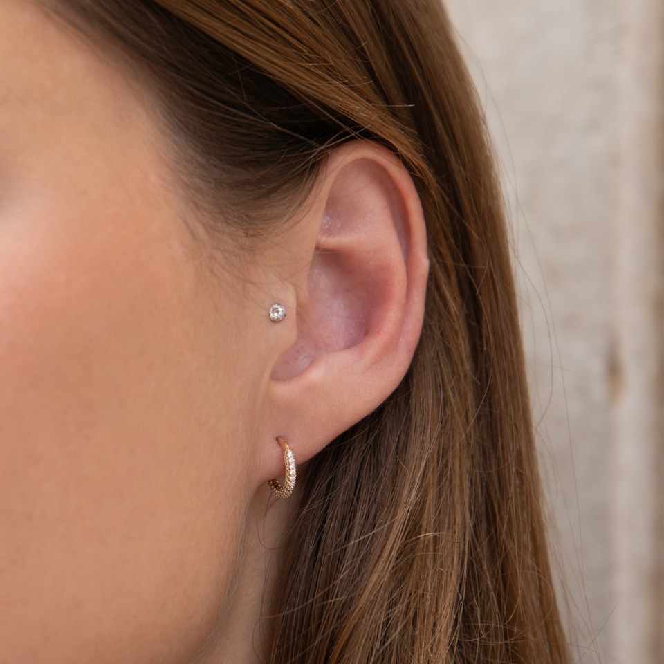 Kroužek z 14k zlata s otevíráním a okrajem posetým kamínky