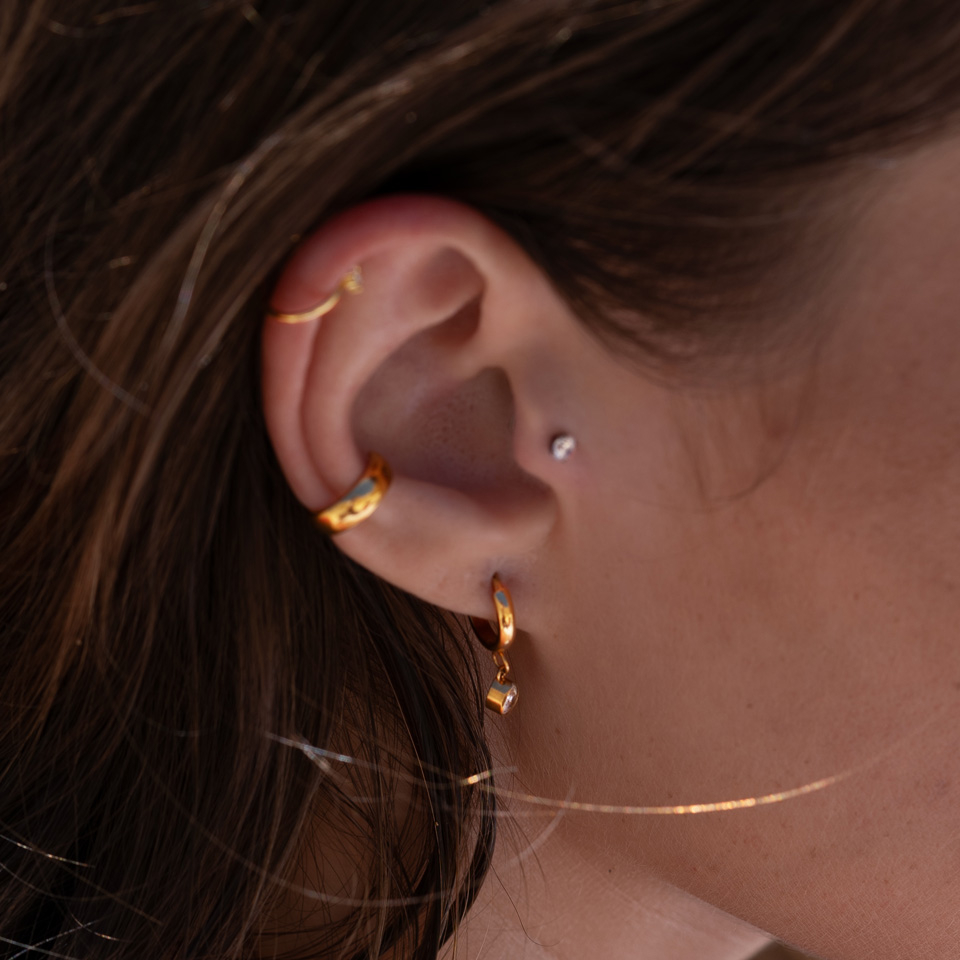 Titanový kroužek s visící slzou