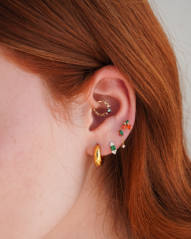 Kroužek s ostnatým drátem a kamínkem ve tvaru srdce