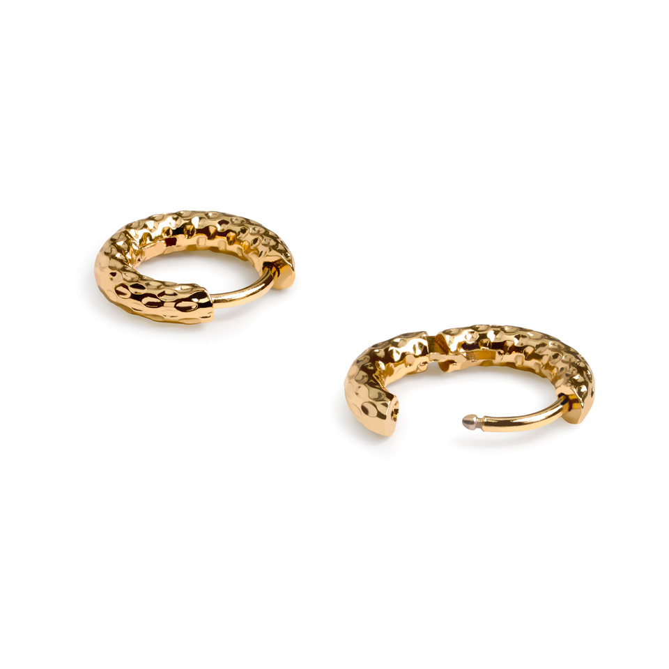 Pár tepaných huggy náušnic