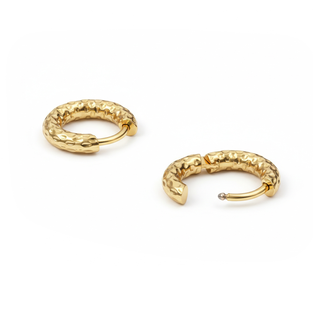 Pár tepaných huggy náušnic