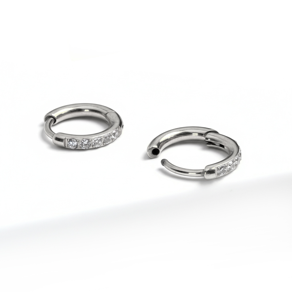 Pár titanových huggie kroužků s kamínky