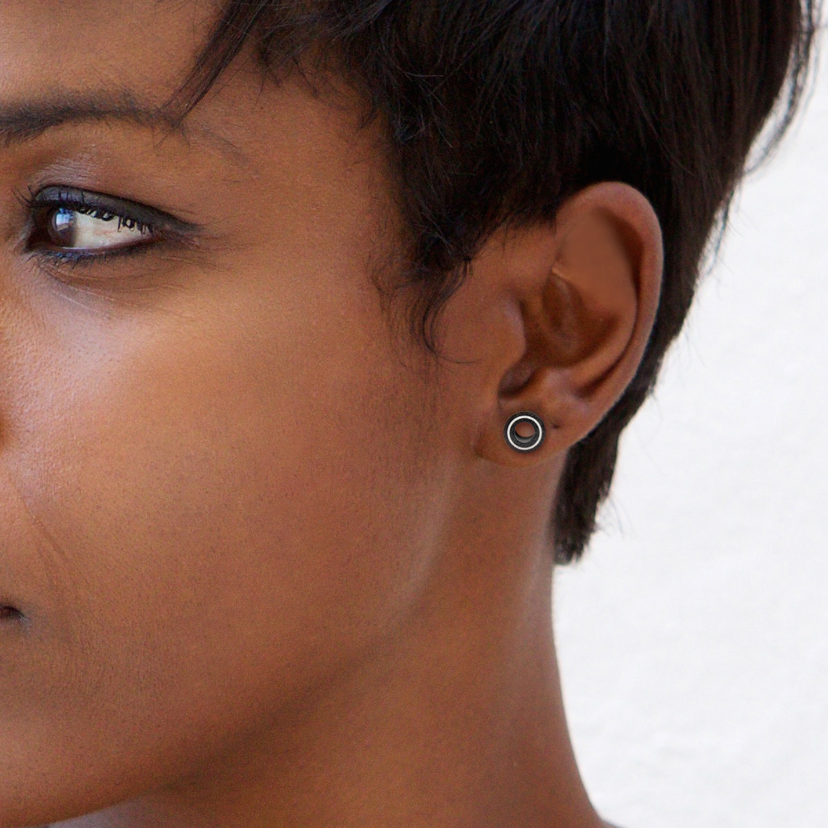 Černý tunel z rohoviny s bílým kroužkem