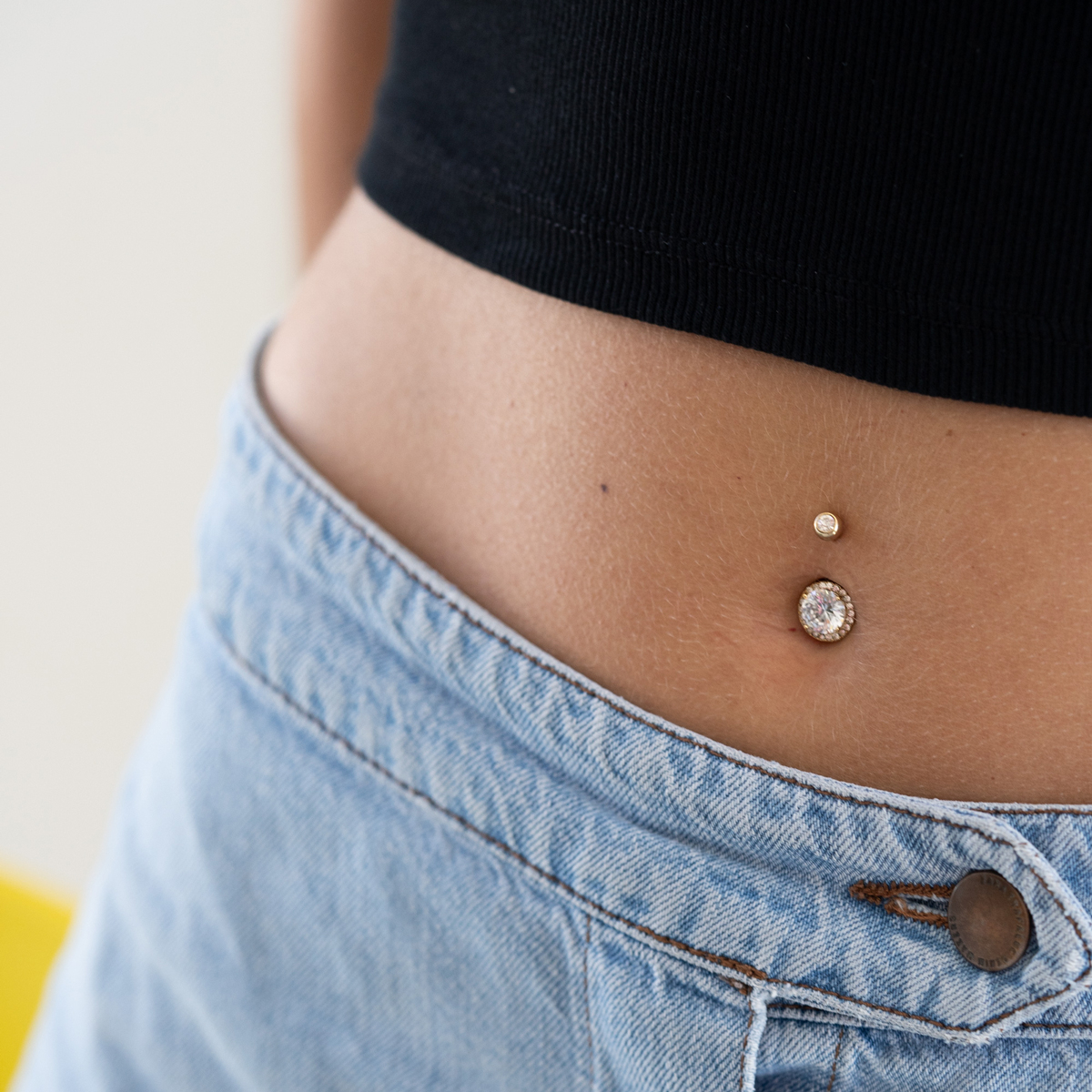 Piercing do pupíku s velkým čirým kamínkem