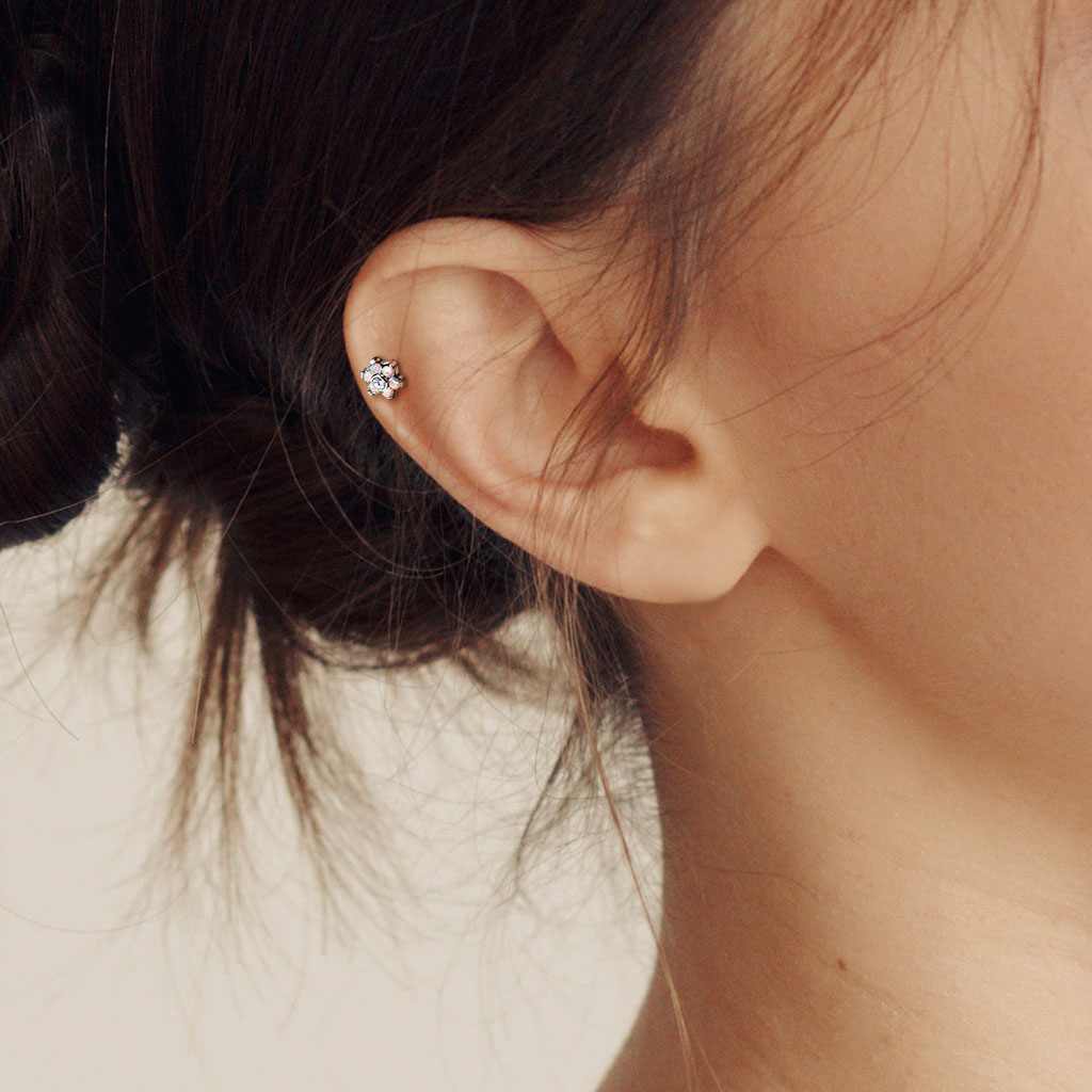 Titanová push-in labreta s kytičkou z kamínků