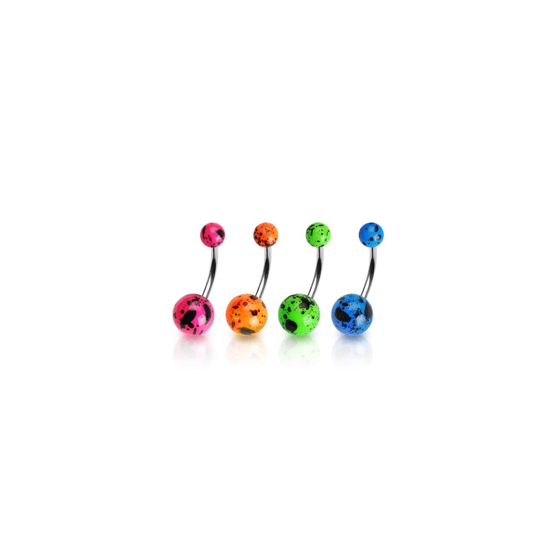 Barevný piercing do pupíku s černými cákanci