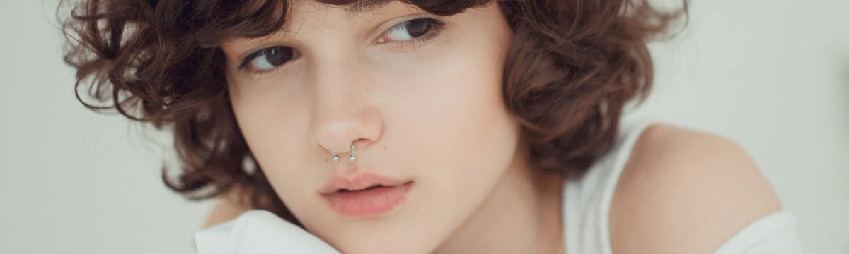 Objev Septum Piercing: Postup, Bolest a Vhodné Šperky