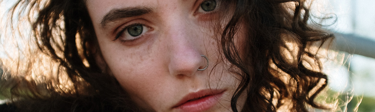 Úroveň bolesti při piercingu nosu